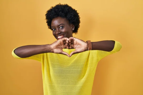 Africká Mladá Žena Stojící Nad Žlutým Ateliérem Úsměvem Lásce Dělá — Stock fotografie