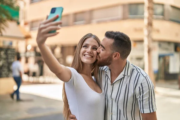 Mann Und Frau Lächeln Selbstbewusst Und Machen Selfie Mit Smartphone — Stockfoto