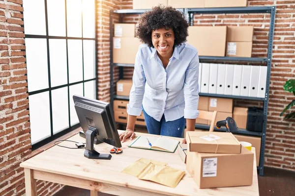 African American Woman Ecommerce Business Worker Smiling Confident Standing Office — Stock Photo, Image