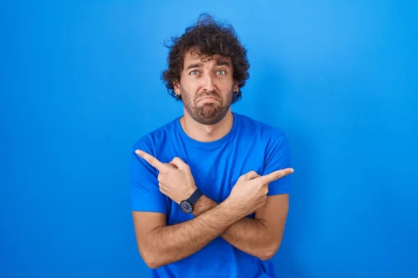 Hispanic Young Man Standing Blue Background Pointing Both Sides Fingers — Stock Photo, Image