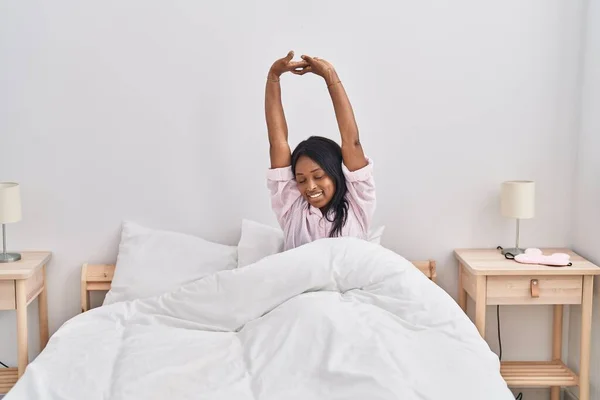 Junge Afroamerikanerin Streckt Arme Aus Sitzt Schlafzimmer Auf Dem Bett — Stockfoto