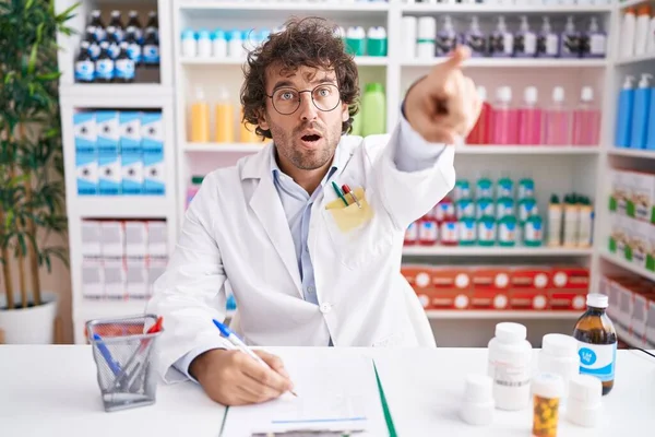 Латиноамериканец Работающий Аптеке Показывает Пальцем Вперед Удивлённый Открытым Ртом Изумленное — стоковое фото