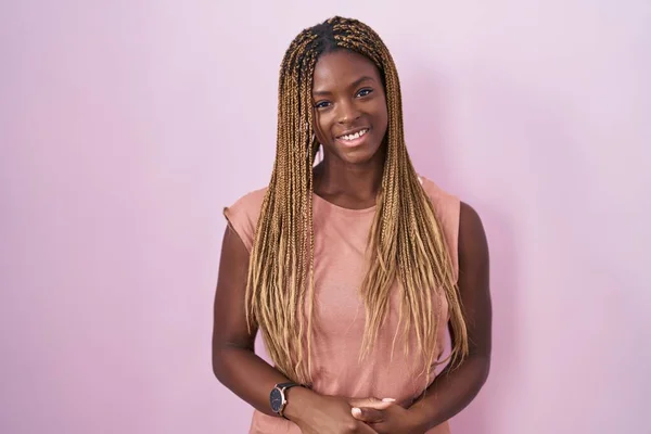 Африканская Американка Плетеными Волосами Стоящая Розовом Фоне Руками Вместе Скрещенными — стоковое фото