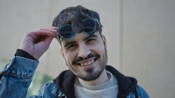 Young Hispanic Man Smiling Confident Wearing Sunglasses Street — Zdjęcie stockowe