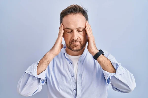 中世の白人男性の頭の上に手で青の背景に立って 頭痛の種ので ストレス 片頭痛 — ストック写真