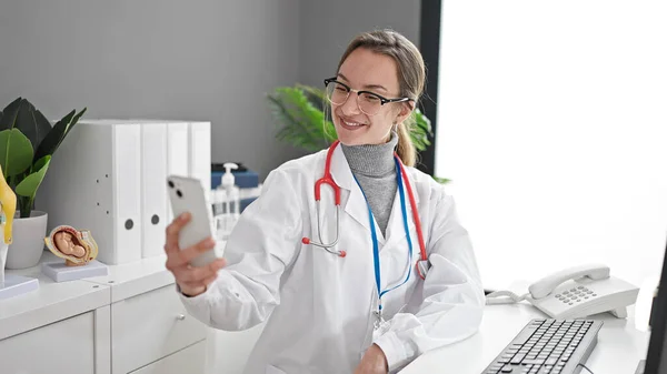 年轻的高加索女医生使用智能手机 在诊所有视频通话 — 图库照片