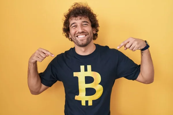 Spaanse Jongeman Draagt Bitcoin Shirt Ziet Zelfverzekerd Uit Met Een — Stockfoto