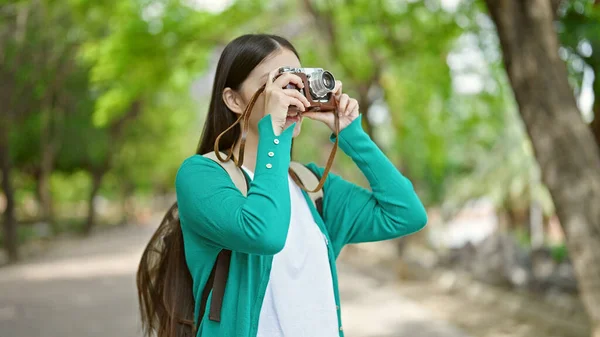 在公园里 年轻的中国女游客背着背包 用相机拍照 — 图库照片