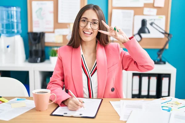 Ung Latinamerikansk Kvinna Arbetar Kontoret Bär Glasögon Gör Fred Symbol — Stockfoto