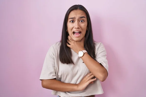 Young Hispanic Woman Standing Pink Background Shouting Suffocate Because Painful — Stock Photo, Image