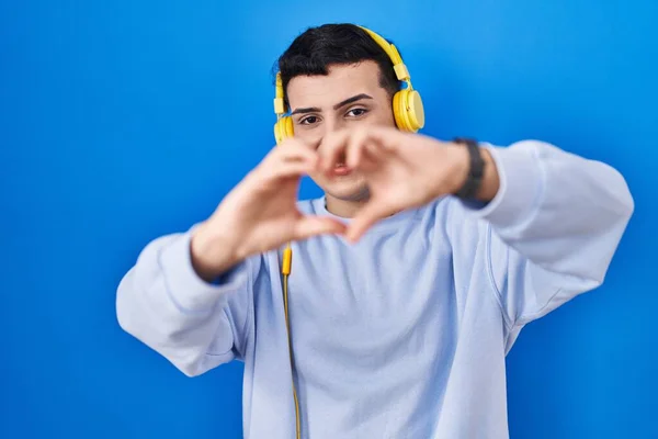 Persona Binaria Escuchando Música Usando Auriculares Sonriendo Amor Haciendo Forma — Foto de Stock