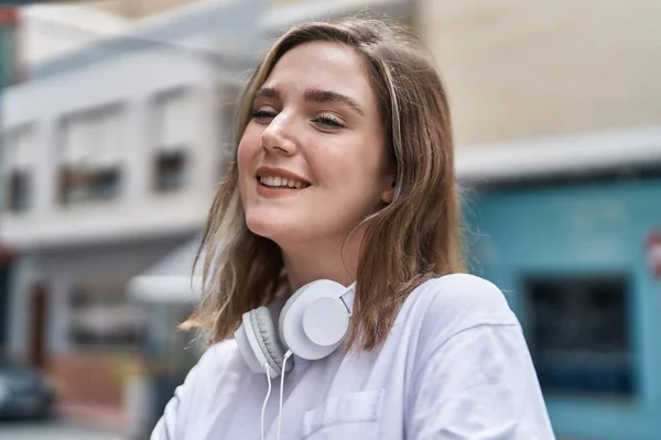 Young Woman Smiling Confident Wearing Headphones Street — Stok fotoğraf