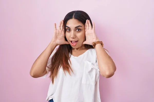 Young Arab Woman Standing Pink Background Smiling Cheerful Playing Peek — 스톡 사진