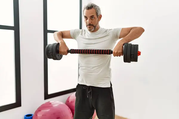 Homem Cabelos Grisalhos Meia Idade Usando Treinamento Peso Centro Esportivo — Fotografia de Stock
