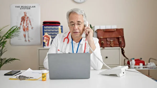 Μεσήλικας Άνδρας Γκρίζα Μαλλιά Γιατρός Χρησιμοποιώντας Φορητό Υπολογιστή Μιλώντας Στο — Φωτογραφία Αρχείου