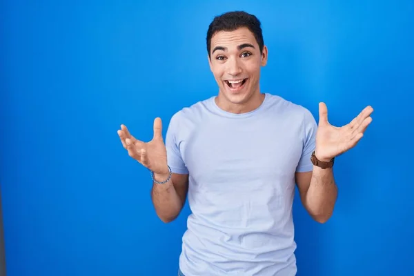 Young Hispanic Man Standing Blue Background Celebrating Crazy Amazed Success — Stock Photo, Image