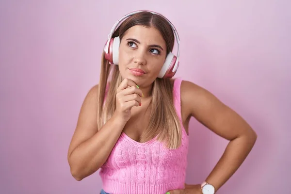 Ung Blond Kvinna Lyssnar Musik Med Hörlurar Med Handen Hakan — Stockfoto