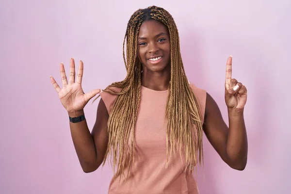 Африканская Американка Плетеными Волосами Стоящая Розовом Фоне Показывающая Пальцами Номер — стоковое фото