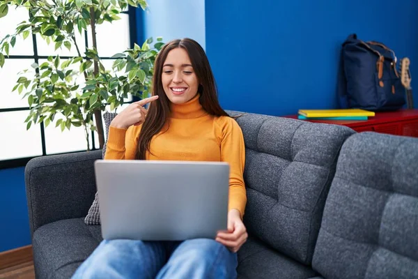 Bilgisayarla Çalışan Esmer Bir Kadın Kanepeye Oturmuş Gülümsüyor Mutlu Bir — Stok fotoğraf