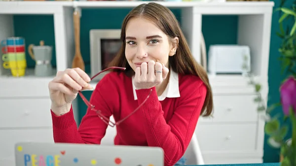 Giovane Donna Ispanica Utilizzando Computer Portatile Che Tiene Gli Occhiali — Foto Stock