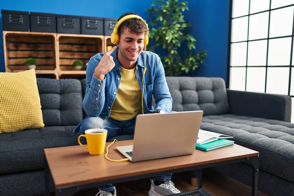 Jovem Hispânico Usando Laptop Casa Sorrindo Feliz Apontando Com Mão — Fotografia de Stock