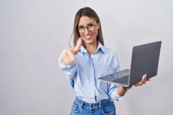 Bilgisayarlı Bilgisayarı Kullanarak Çalışan Genç Bir Kadın Elleriyle Olumlu Jest — Stok fotoğraf