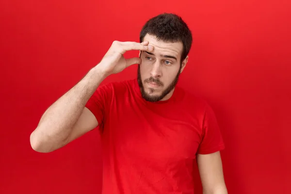 Joven Hombre Hispano Con Camiseta Roja Casual Preocupado Estresado Por — Foto de Stock