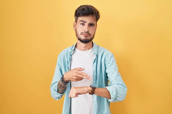 Junger Hispanischer Mann Mit Tätowierungen Die Vor Gelbem Hintergrund Eile — Stockfoto