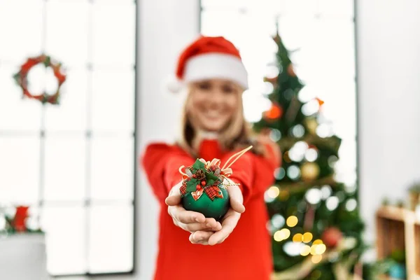 Beyaz Kadın Elinde Noel Balosu Süsü Tutarak Gülümsüyor — Stok fotoğraf