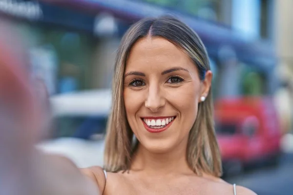 Young Beautiful Hispanic Woman Smiling Confident Making Selfie Camera Street — ストック写真