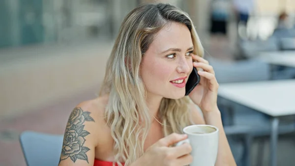 Akıllı Telefondan Konuşan Genç Sarışın Kadın Kahve Dükkanının Terasında Kahve — Stok fotoğraf