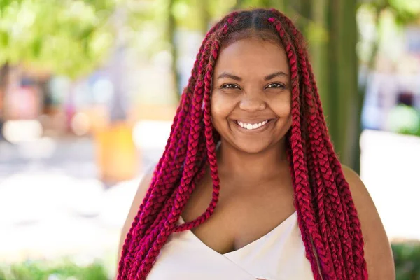 站在公园里自信地笑着的非裔美国女人 — 图库照片