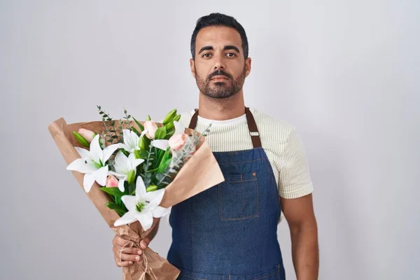 Homem Hispânico Com Barba Trabalhando Como Florista Relaxado Com Expressão — Fotografia de Stock