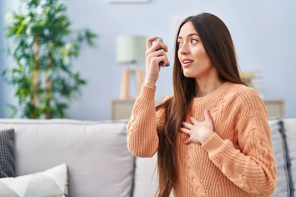 Young Beautiful Hispanic Woman Using Inhaler Sitting Sofa Home — Stockfoto