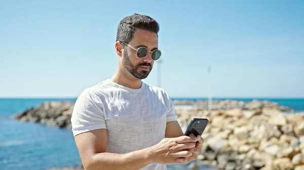 Giovane Uomo Ispanico Utilizzando Smartphone Spiaggia — Foto Stock