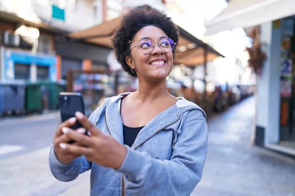 Afrikansk Amerikansk Kvinna Ler Säkert Med Hjälp Smartphone Kafé Terrass — Stockfoto
