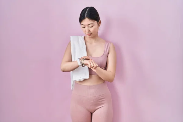 Kinesisk Ung Kvinna Bär Sportkläder Och Handduk Kontrollera Tiden Handleden — Stockfoto
