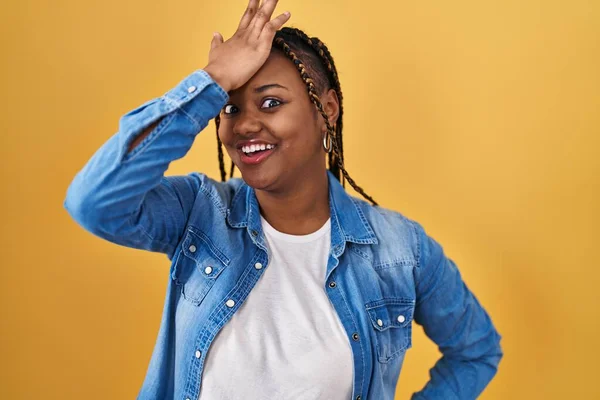 African American Woman Braids Standing Yellow Background Surprised Hand Head — Photo