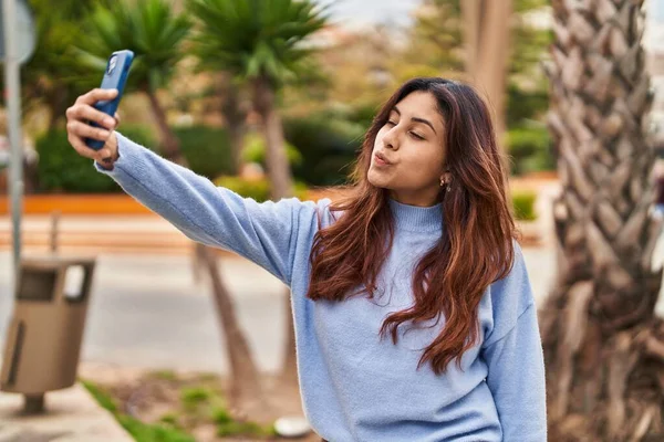 Młoda Latynoska Kobieta Robi Selfie Przy Smartfonie Parku — Zdjęcie stockowe