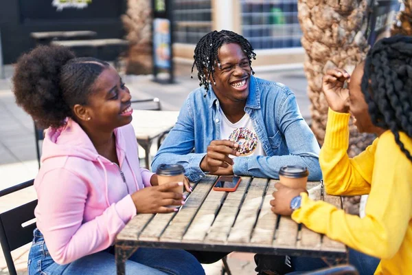 Amigos Afroamericanos Desayunando Sentados Mesa Terraza Cafetería — Foto de Stock