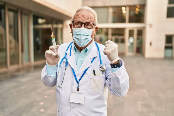 Medico Anziano Con Capelli Grigi Che Indossa Una Maschera Sicurezza — Foto Stock