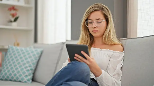 Junge Blonde Frau Trägt Brille Mit Touchpad Hause — Stockfoto