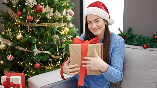 Mladá Běloška Žena Drží Vánoční Dárek Sedí Pohovce Doma — Stock fotografie