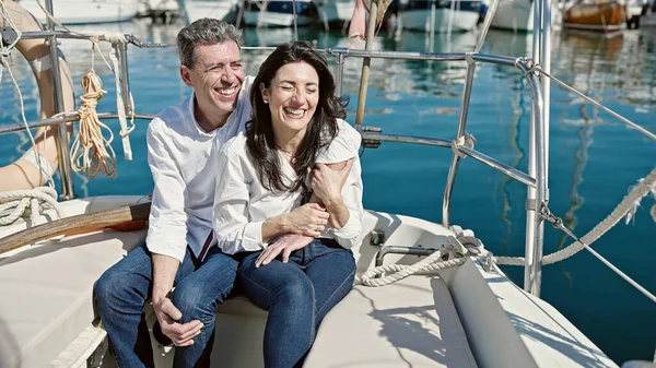 Senior Coppia Uomini Donne Che Abbracciano Seduti Insieme Sulla Barca — Foto Stock
