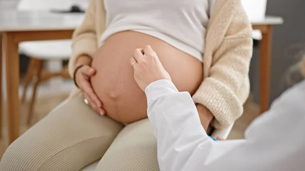 Ginecóloga Joven Embarazada Paciente Examinando Vientre Con Estetoscopio Clínica —  Fotos de Stock