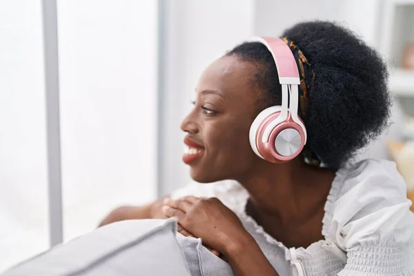 Afro Amerikaanse Vrouw Luisteren Naar Muziek Zitten Bank Thuis — Stockfoto