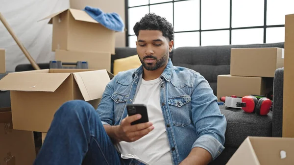Afričan Američan Pomocí Smartphone Sedí Podlaze Novém Domově — Stock fotografie