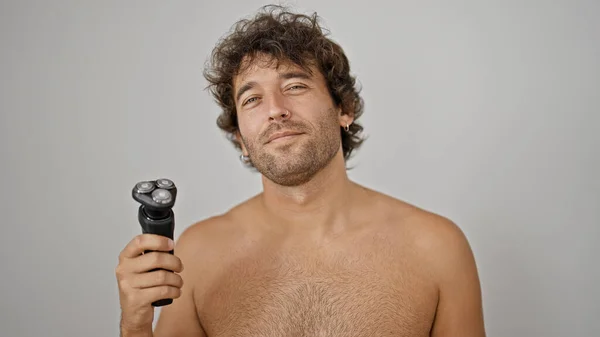 Jovem Hispânico Homem Massagem Urso Segurando Máquina Barbear Sorrindo Sem — Fotografia de Stock