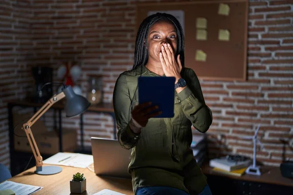 Junger Afroamerikaner Mit Zöpfen Der Nachts Büro Arbeitet Lacht Und — Stockfoto