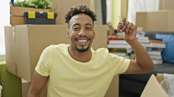 Afrikanischer Mann Lächelt Zuversichtlich Und Hält Neuen Hausschlüssel Der Neuen — Stockfoto